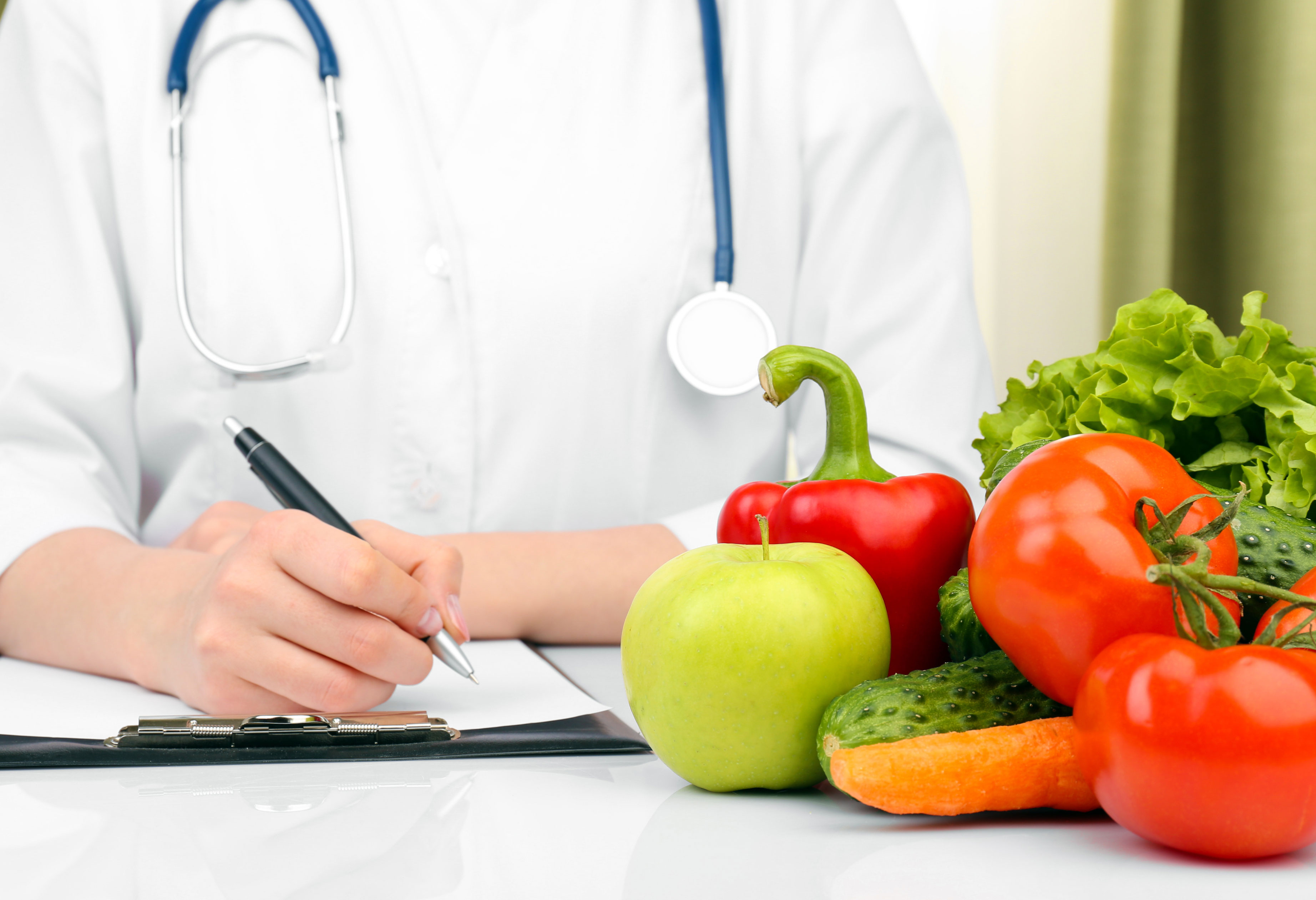 Лечебное питание рф. Диетология питание. Лечебные диеты. Врач с овощами. Правильное питание врач.